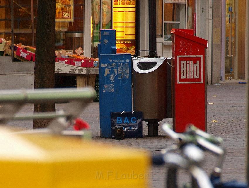 Herrenlose Einkaufstuete gesprengt Koeln Schildergasse P302.JPG